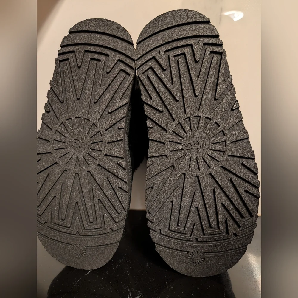 UGG Wmns Funkette Slipper 'Black' Shoes Size 8 Used Like New